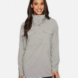 Mountain Hardware top, size Medium. With pockets!
